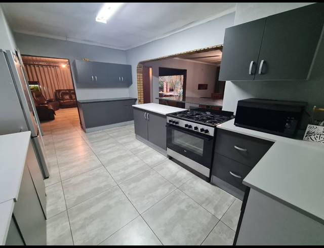 4 BEDROOM HOUSE FOR SALE IN SONNEVELD